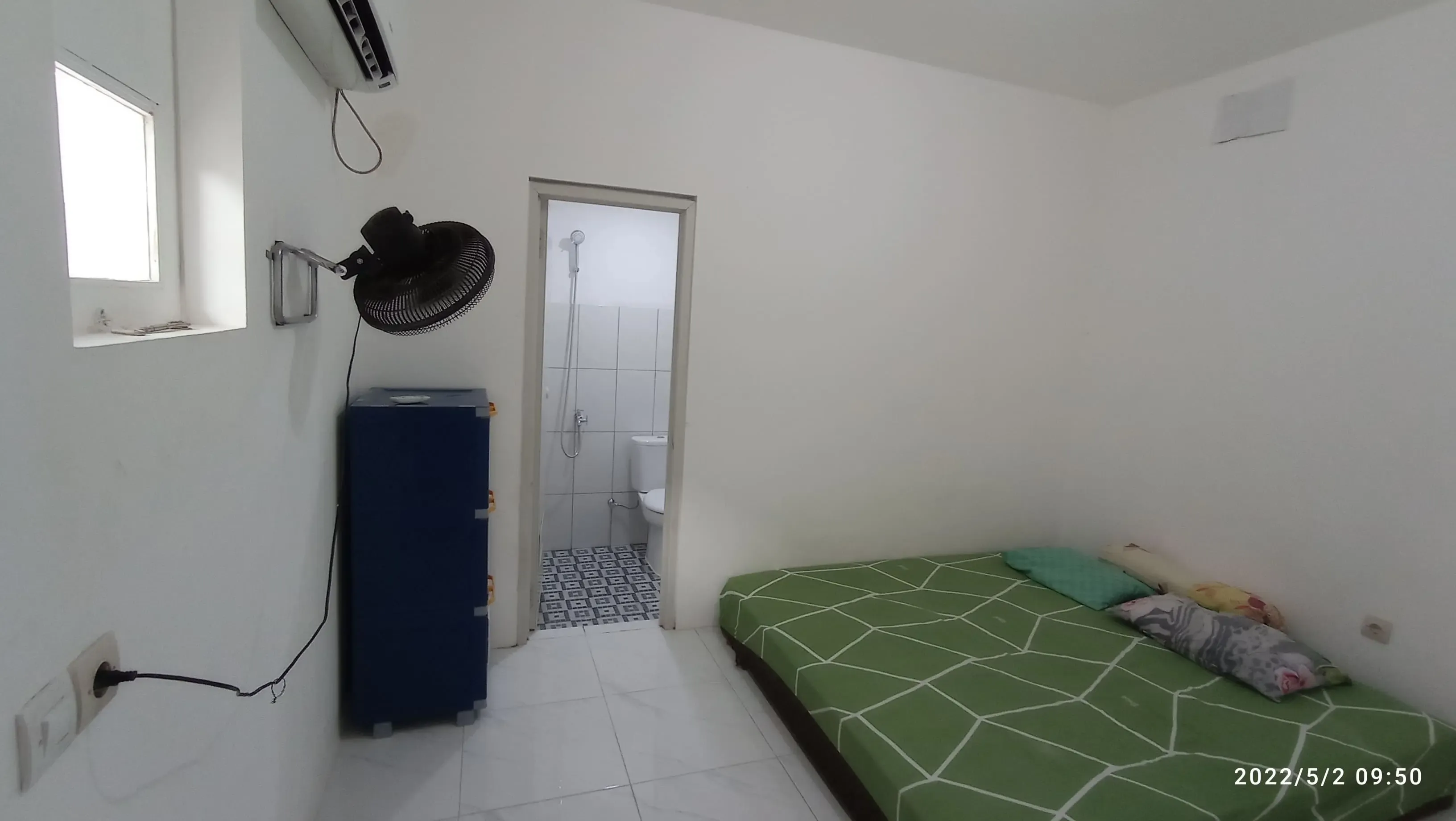 Foto Kamar L (Deluxe Room)  Kost Surabaya